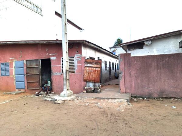 Maison Locative à Gbodjè, Cotonou – 345m² – Revenu Mensuel Garanti 200.000 FCFA – Prix Sacrifié : 17M FCFA au lieu de 22M FCFA ! – Image 3
