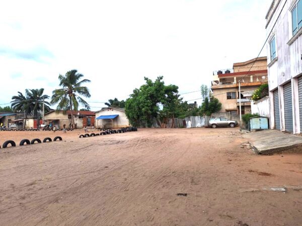 Maison Locative à Gbodjè, Cotonou – 345m² – Revenu Mensuel Garanti 200.000 FCFA – Prix Sacrifié : 17M FCFA au lieu de 22M FCFA ! – Image 2